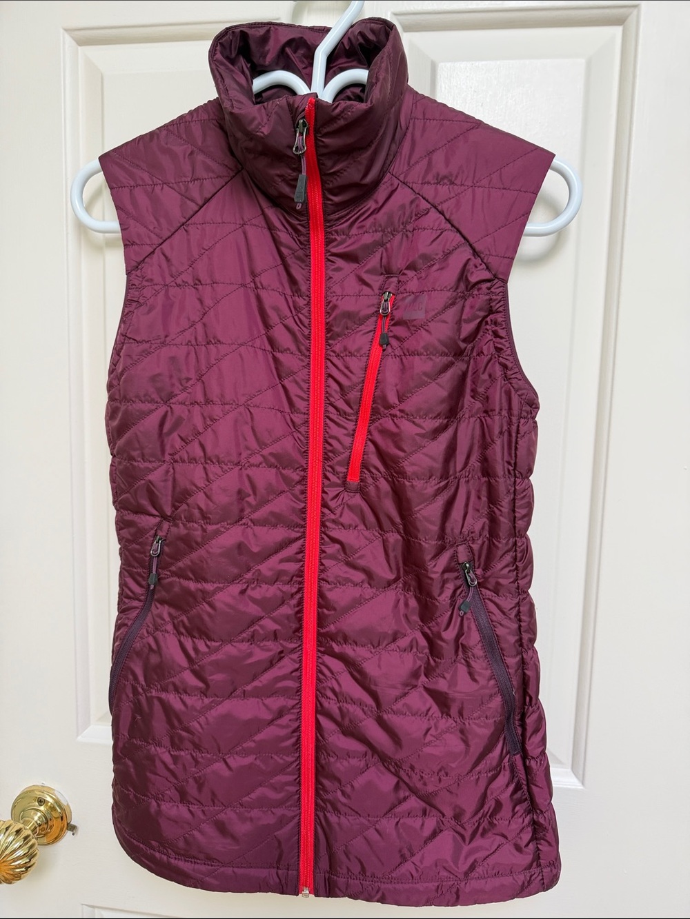 MEC sz S Ladies lightweight layering vest maroon/red trim multi pkts, slimming